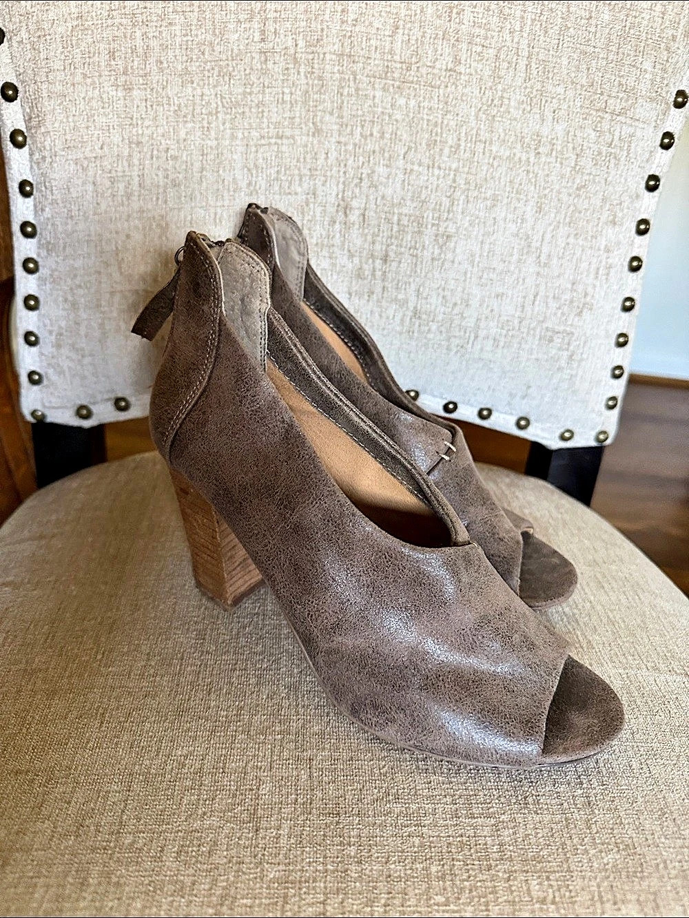 Open Toe Block Heel Shoes in Brown